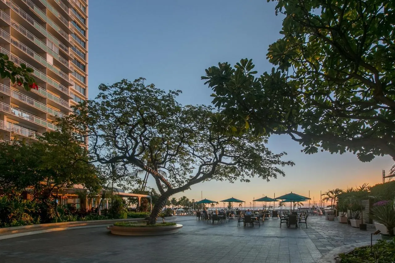 Ocean Front Amazing One Bedroom Condo Honolulu